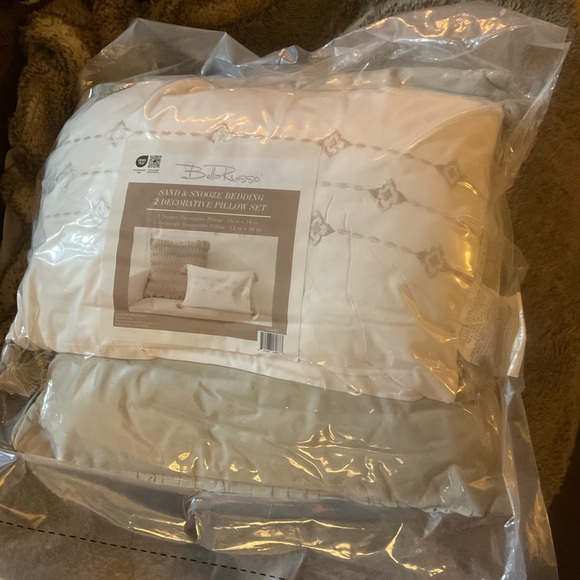 New in Packaging Designer Bella Russo 2 Decorative Pillow Set - Picture 2 of 4